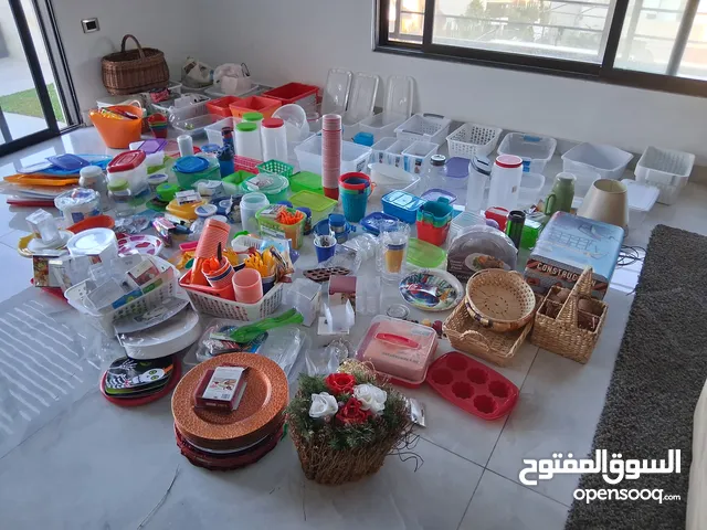 More than 200 items. Plastic utensils for theorganization of the house and kitchen, party material.