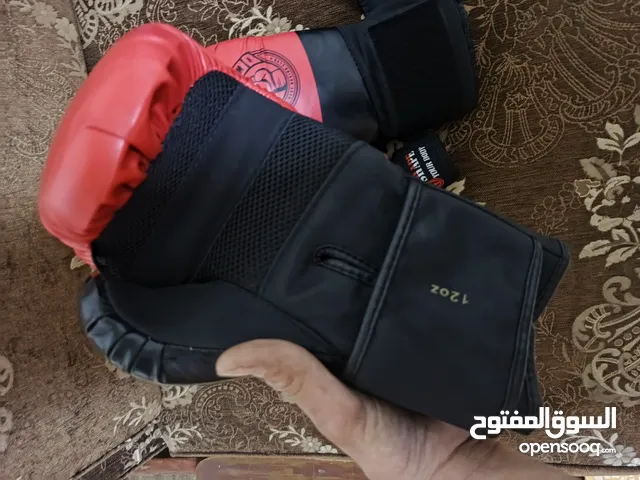 للبيع قفازات ملاكمة جديدة مريحة وخفيفة