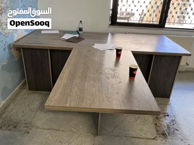 مكتب مدير بحالة ممتازه مع كرسي