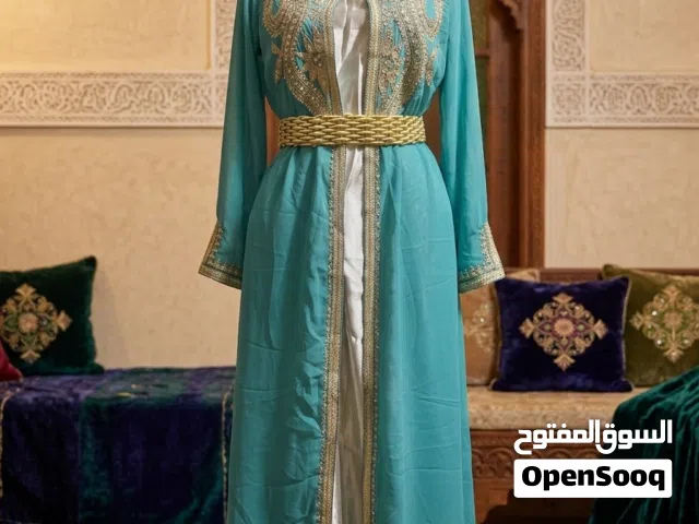 قفطان/تكشيطة فيروزية ملكية مطروزة بالصقلي الذهبي - إطلالة همة وشان