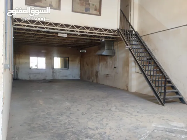 Workshop with showroom, workers' accommodation and warehouse in Wadi Al Kabir, near the entrance