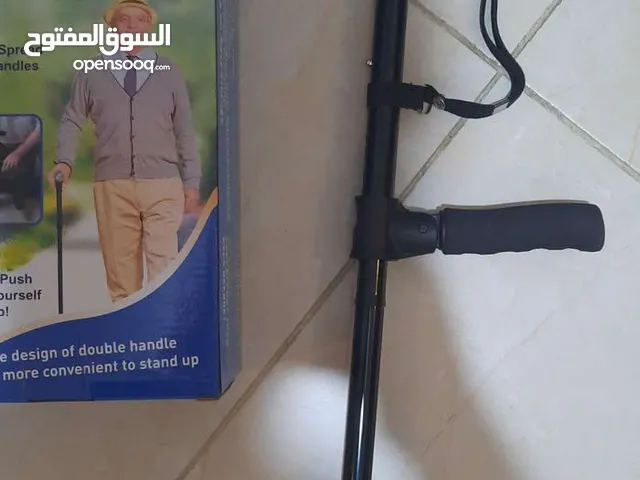 عكازة قابله للطي بمقبضين لكبار السن وقاعده مانعه انزلاق مع ضوء ليد وزمور