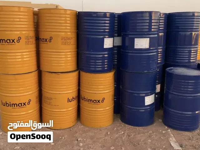 يوجد لدينا براميل حديد وبلاستيك