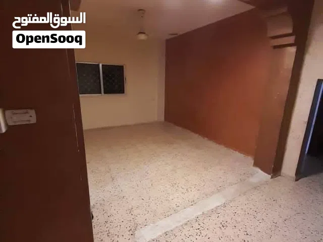 شقتين للإيجار طابق ارضي وطابق اول للإيجار  بجانب حديقة الملكه نور المنطقه الرابعه مقابل مسجد التلاوي