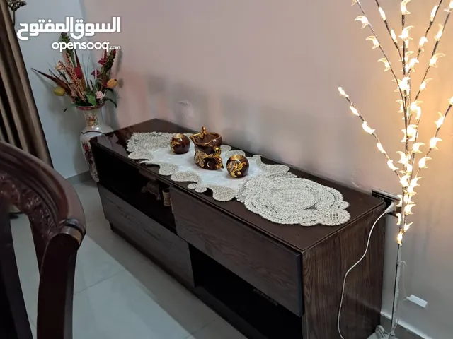 تخت حديد و طاوله خشب تفصيل بحالة الوكاله للبيع بسعر مناسب الزرقاء الجديده