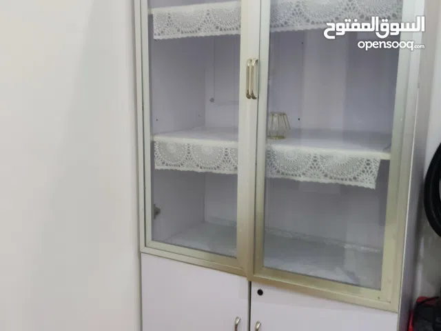 خزانة بيضاء للزينة او للتخزين مستعملة