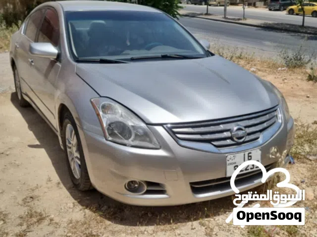 2011 نيسان التيما Standard