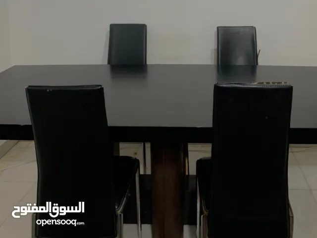 طاولة سفرة مع 6 كراسي بحالة جيدة جداً