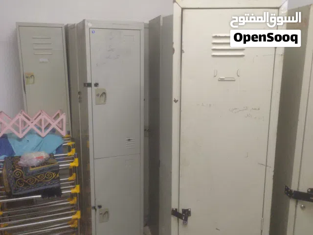 خزانة ملابس مستعملة