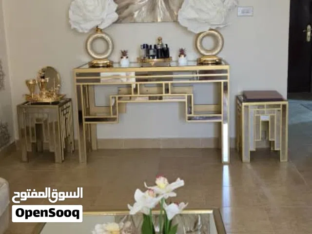 طقم مكون من 3 كنبات كل كنبة اربعة افراد مع طاولة وسط و كونسول و اربعة طاولات جانبية و لوحة .. ستائر