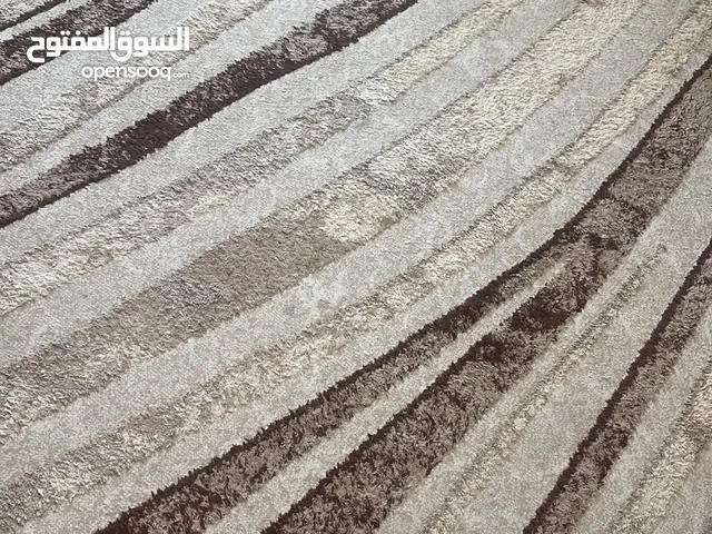 فرش مستعمل بحالة جيدة غرفة نوم وسجاد وخزائن احذية وطاولة طعام وكراسي