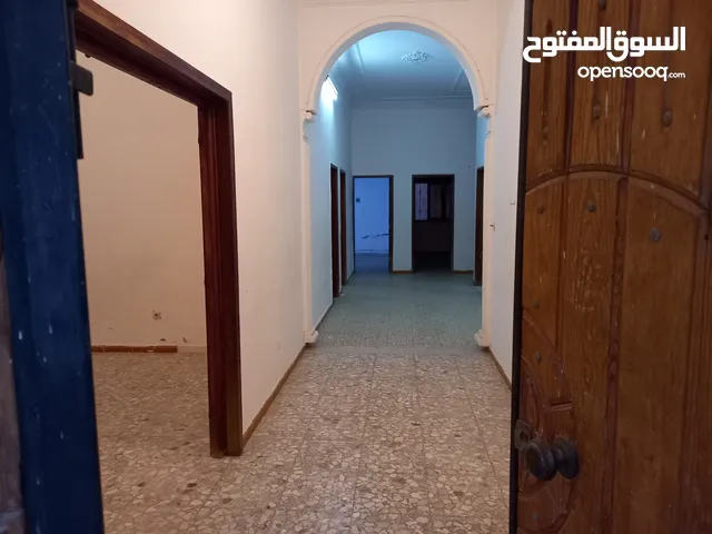255 m2 5 Bedrooms Townhouse for Rent in Tripoli Alfornaj