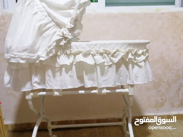 تخت بيبي للبيع وبصير هزاز واله بريكات للتوقف ب 25 دينار