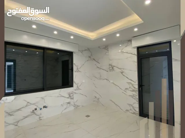 شقة طابق اول للبيع في رجم عميش خلف مطاعم تل الصنوبر مساحة 260م