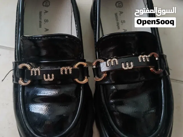 الحذاء الاسود قياس 32الجزمه الولادي قياس 31جزمة الاديداس البناتي 34والجزمه العنابي قياس 26