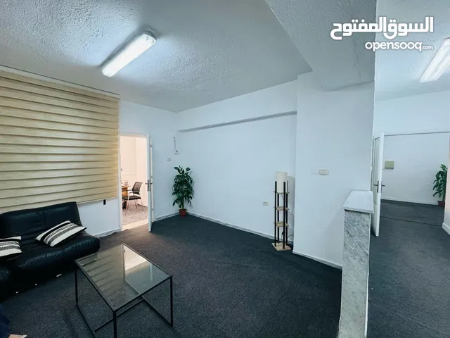 شقة ارضية ممتازة في شارع عمر المختار قدام معرض طرابلس الدولي وبجانب مبني الخطوط