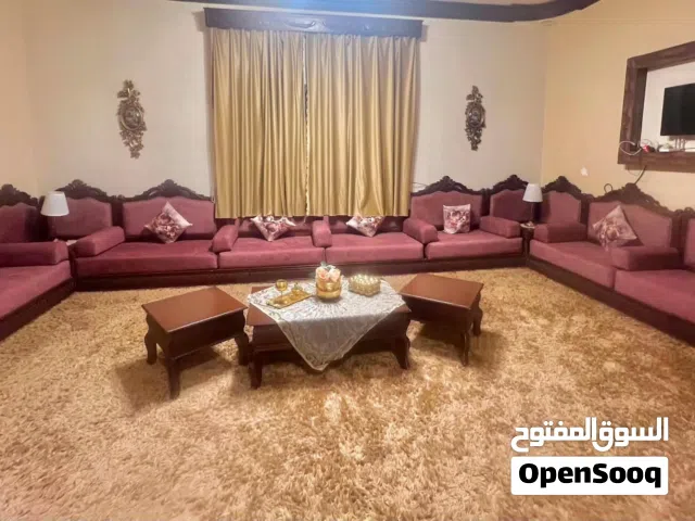 جلسة مستعمله استعمال نضيف تامه ب الستار والبساط