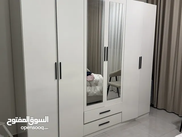 خزانة ستة ابواب استعمال شهر كانها جديدة مع ادراج