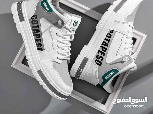 ارتقي بإطلالتك مع كوتشات رجالي ماركة!