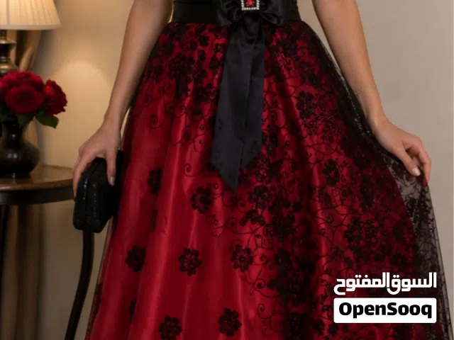 فستان سهرة أحمر فاخر مع دانتيل أسود – حالة ممتازة لبسة وحدة انيق وجميل ع اللبس