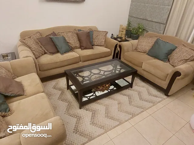 كنب غرفة الجلوس للبيع بحالة جيدة جدا عدد واحد ثلاثي عدد اثنين ثنائي طاولة في الوسط مع جانبية
