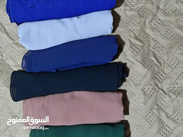 شالات قطن و جورجيت بعدة ألوان كحلي و نيلي و ابيض و خمري و روز و أسود و أخضر زيتي و بالإضافة لقمطة