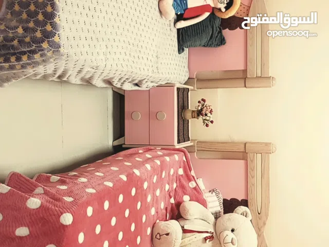 غرفة نوم بنات 2 تخت مقاس 120 و 2 خزانه كل وحده فيها 3 درف و وفيها كومود و شيفونيرة ما فيها ولا غلطه