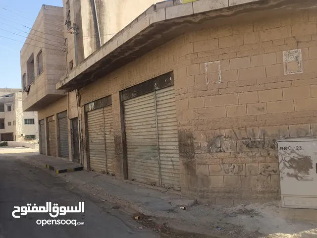 مجمع تجاري يتكون من مخازن تجاريه بالاضافه الى 4 بيوت سكن بحي جميل مميز بسعر مناسب للسكن اوالاستثمار