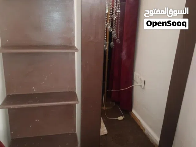 مرأه مع رفوف تفصيل مستعمل
