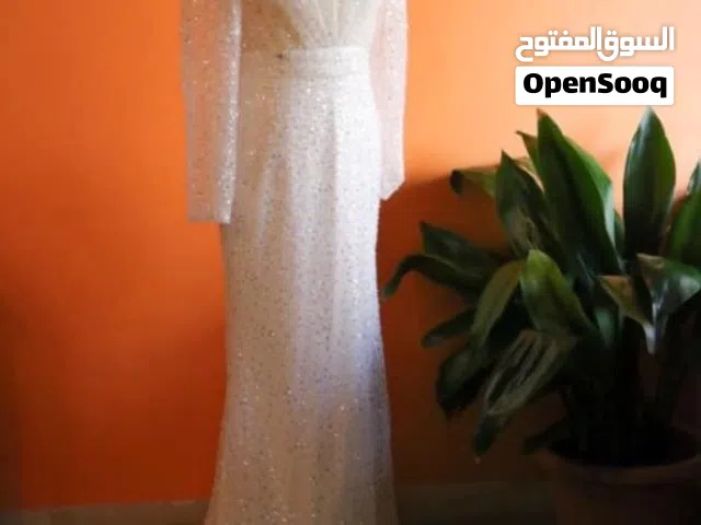 فستان عرس مميز قطعتين توب وتنورة بتفصيل أنيق وجودة عالية جداً
