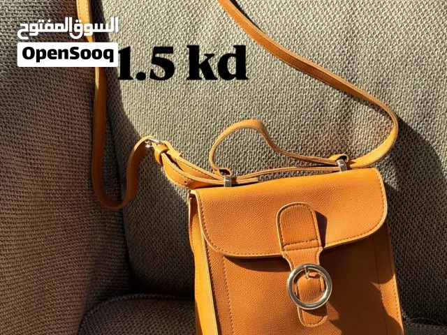6 SHOULDER AND CROSSBODY BAGS
