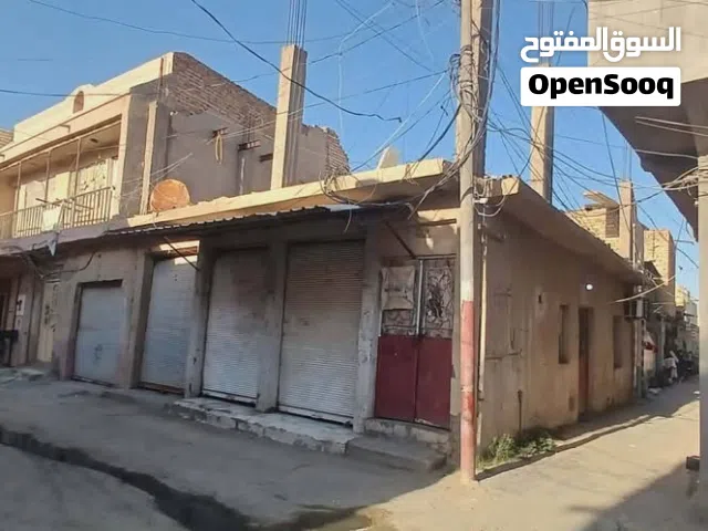 بيت مع محلات تجارية ركن