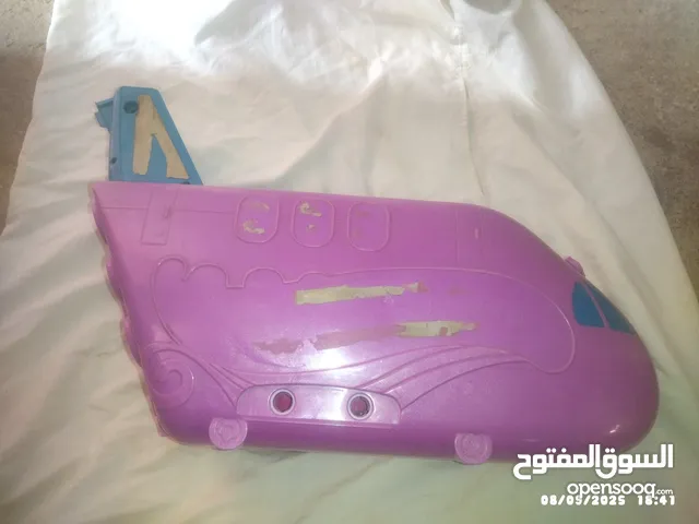 لعبة عبارة عن طائرة بيه درج و ملصقات مثل منزل