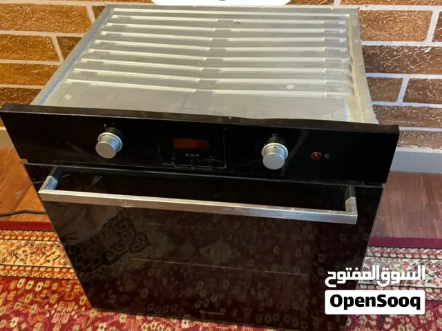 طقم غاز وفرن بيلد إن من الماركة الإيطالية العريقة إنديست (Indesit) الطقم يشمل:فرن كهربائي بيلد  إن (
