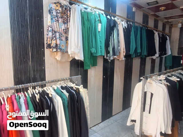 ملابس نسائيه ماركه ابو محل يريد يعزل عنده 5 كواني  للبيع بيهن الفين قطعه او اكثر للبيع.