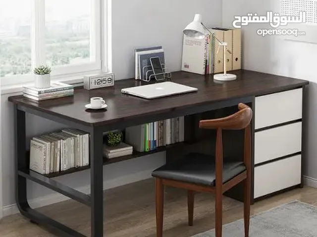 مكتب فاخر بتصميم عصري أنيق سطح خشبي متين بلون داكن فاخر يعطي لمسة فخامة  هيكل معدني أسود قوي  .