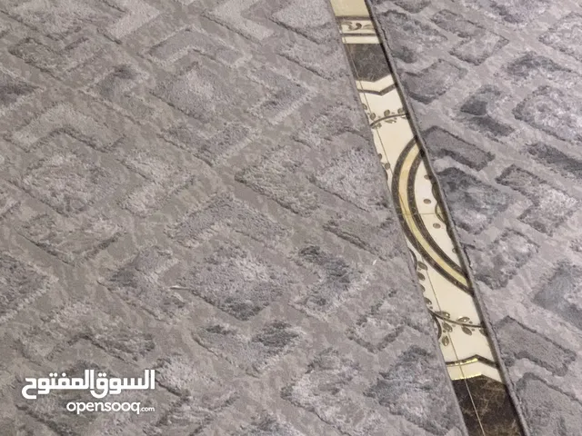 سجاد رمادي بحاله ممتازه قطعتين