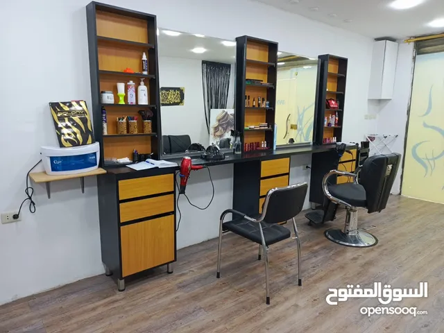 صالون سيدات للبيع بسعر مغري جدا بكامل معداته وبدعي السفر