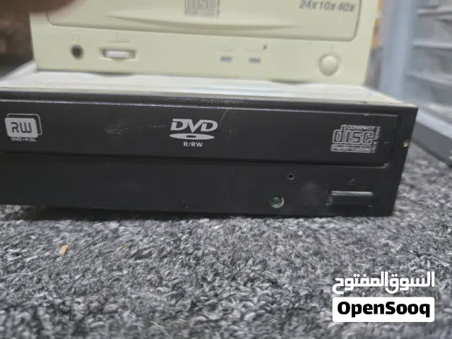 معالج إنتل مع المذربورد، ومروحة  ومداخل، سيديهات، وموزع كهرباء. وكيس