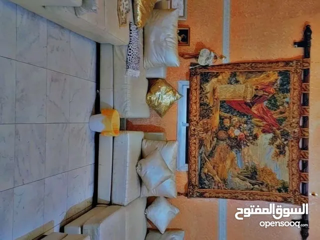 للأجار فله دبلكس دورين اول مستاجر وا شقتين الدور الثاني منفصله