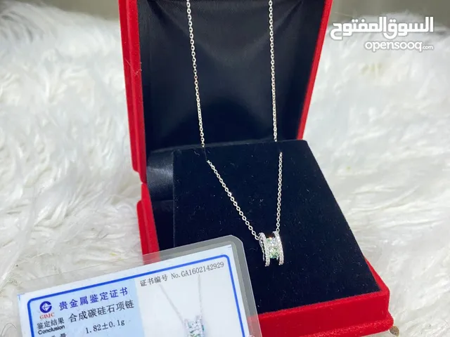 قلادة من المواسانيت الصناعي