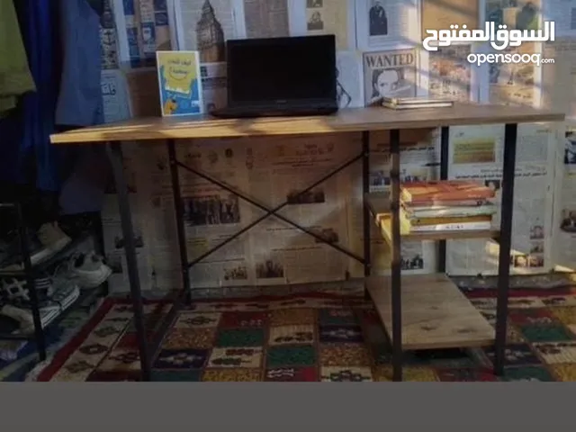 ميز دراسي وكتبي بنفس الوقت