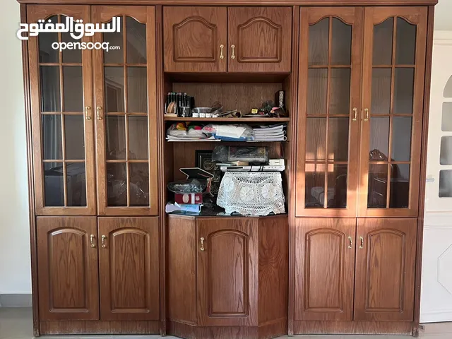 بوفيه خشبي أنيق، خشب زان وبلوط بحالة ممتازة