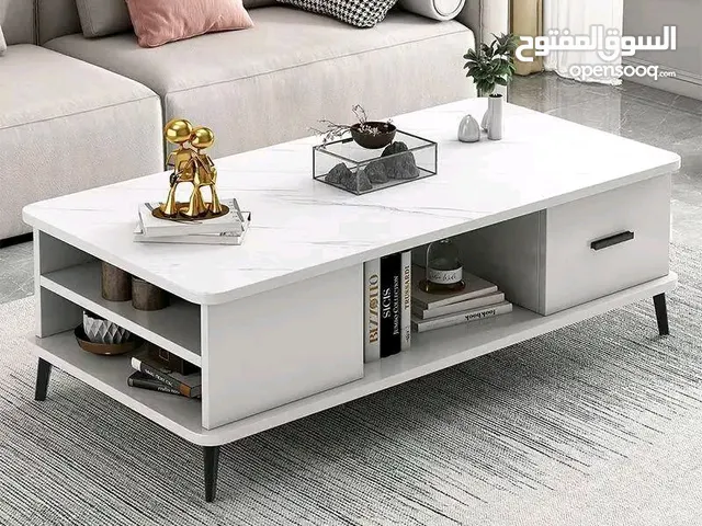 طاولة خشب جميلة بلون الابيض