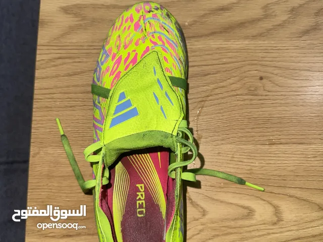جوتي كوره بمسامير مقاسه 42 سعره 35