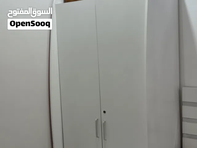 للبيع دولاب ملابس بلون الأبيض