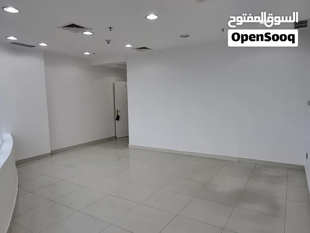 مكـاتب للايجار مع حمام داخلي ومطبخ مع فترة سمـــــــــــاح 3 شهـــــــــــــور مجــانــــــــــــي