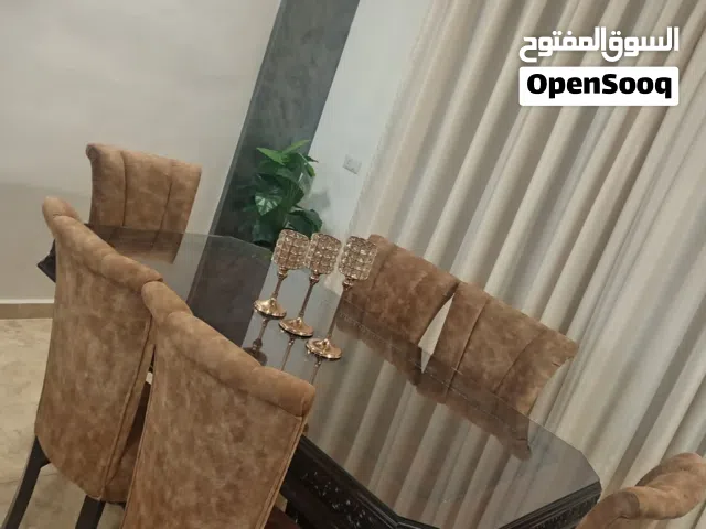 طاولة سفره  راقيه وفخمه  مع 6 كراسي  ولا فيها خشط  واللي بده فيديو موجود ببعتله الموقع اربد ايدون  ا