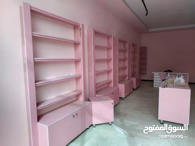اثاث وديكور رفوف محل كوزمتك وبيوتي للبيع جديد غير مستخدم