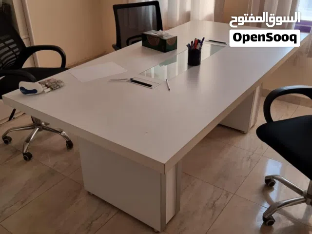 للبيع اثاث مكتبي استعمال فتره بسيطه شبه جديد لم ينفك الا مره واحده